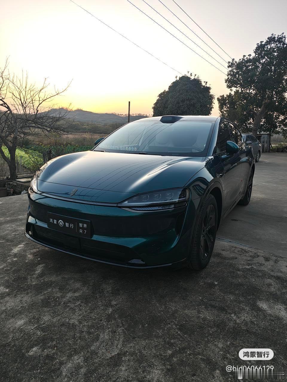 最近鸿蒙智行车主自发做好人好事的视频，从社交平台火到了官媒，挺有意思的。我关注的