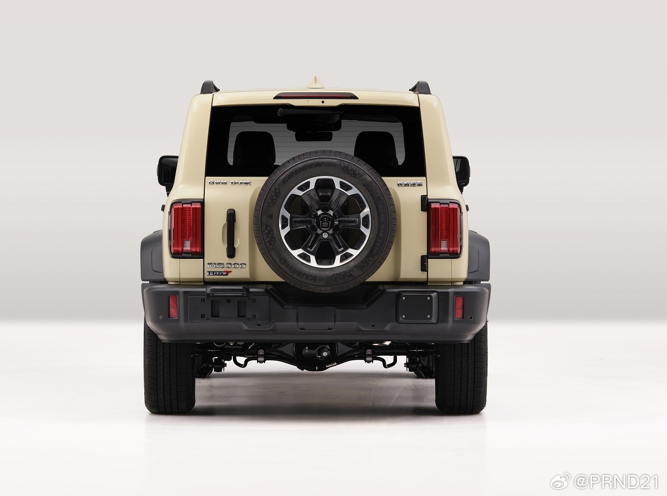 新坦克300出现了，风格没有大的变化，但前轴大幅前移了，接近角因此增加到很漂亮的