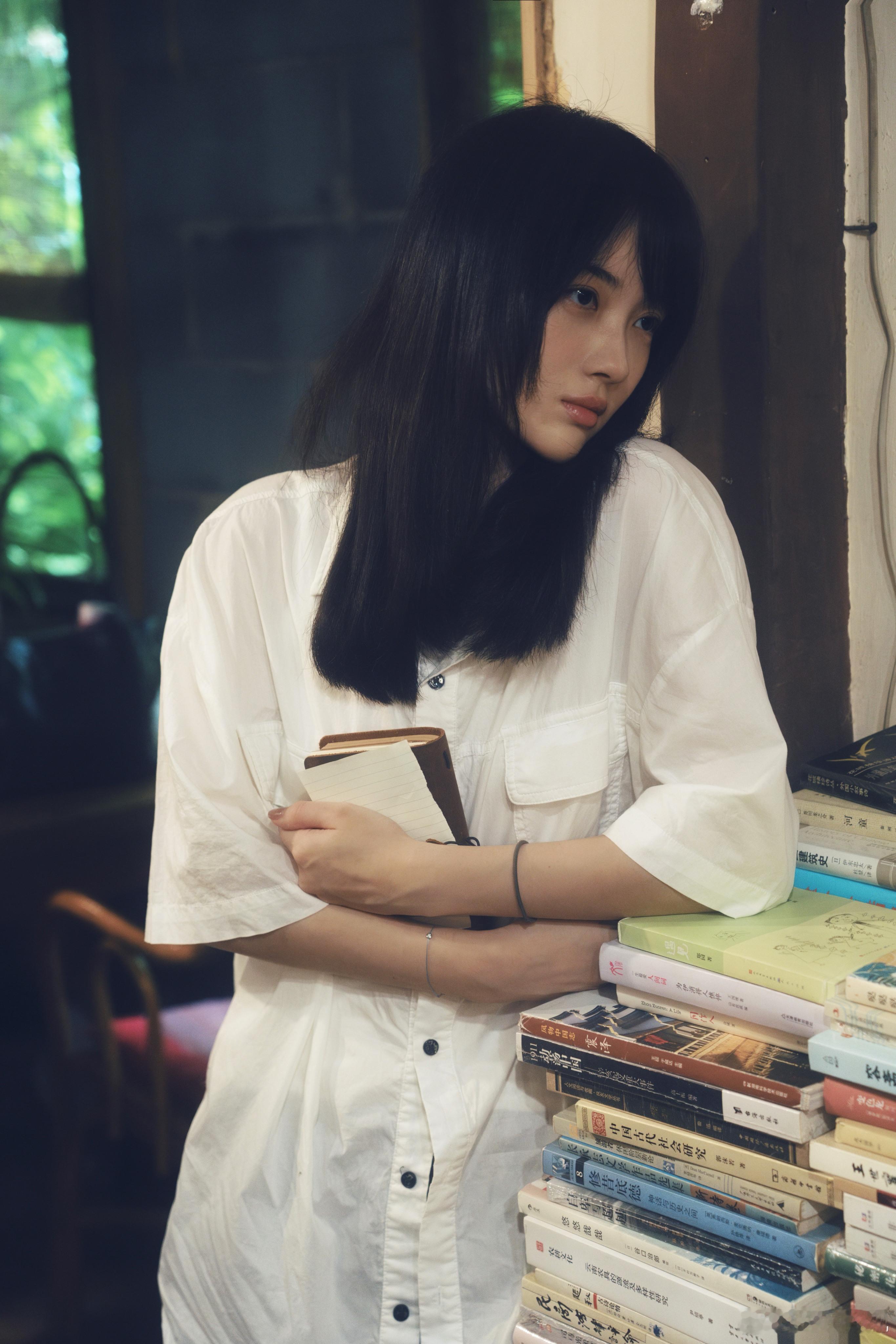 树影斑驳，轻拥书页。欢娱影视演员夏日写真释出。 