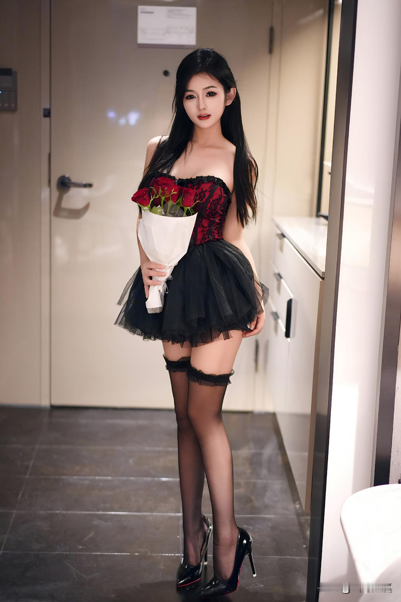 红黑蕾丝抹胸+黑纱裙，暗黑纯欲风的玫瑰暴击！