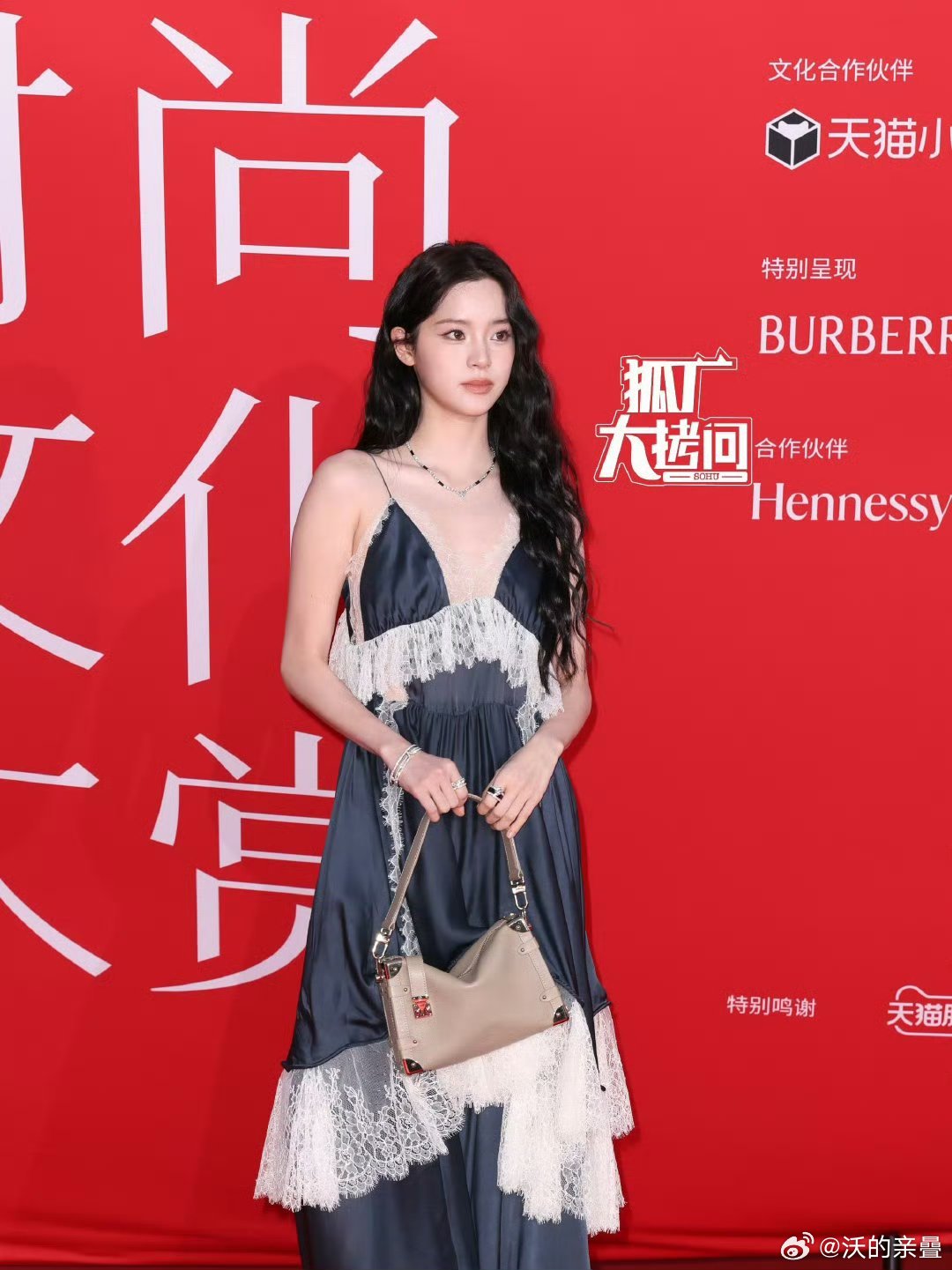 卢的“美貌”营销讲究一个大力度又厚脸皮娜比才是真的“好像五官不精致”但是各种活动