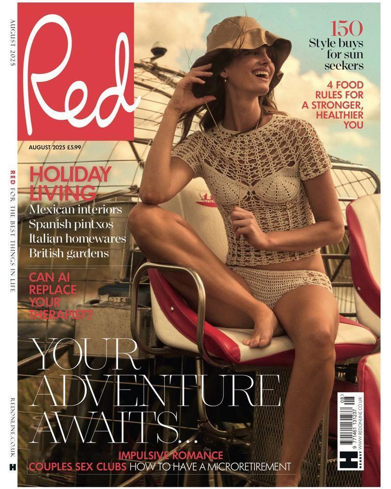 模特出镜英国《Red Magazine》2025年8月刊封面，演绎“An Ody