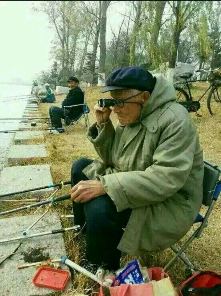 《寻开心》

（一）

人活就是寻开心

老头踏冰去钓鱼

冰不结实掉水里

浑