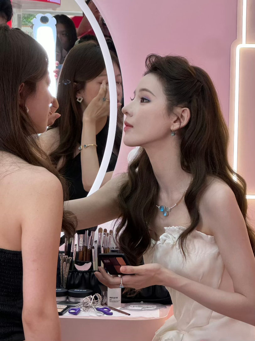 上海偶遇张予曦给粉丝化妆张予曦现身上海给粉丝化妆 化完妆粉丝一直说谢谢，张予曦说