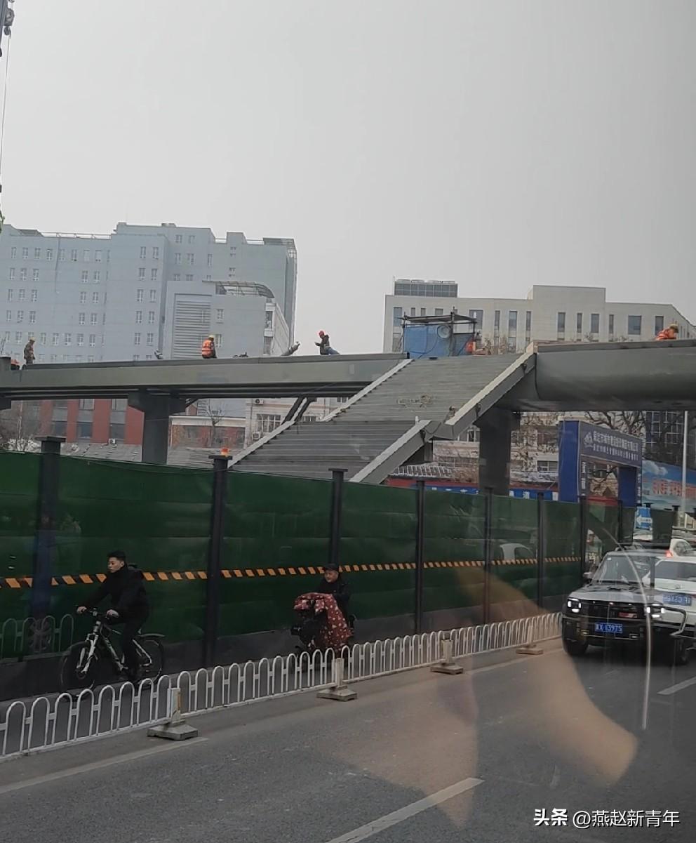 保定一中心医院对面的停车楼/过街天桥新进展（2026-3-23），外立面围挡已拆