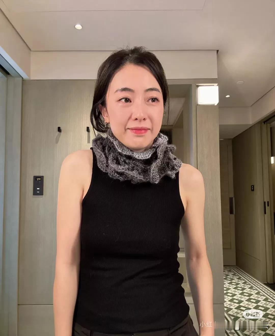 甘比这么有钱，为什么不舍得花点钱去矫正一下体态，一直缩着脖子，实在是很影响气质啊