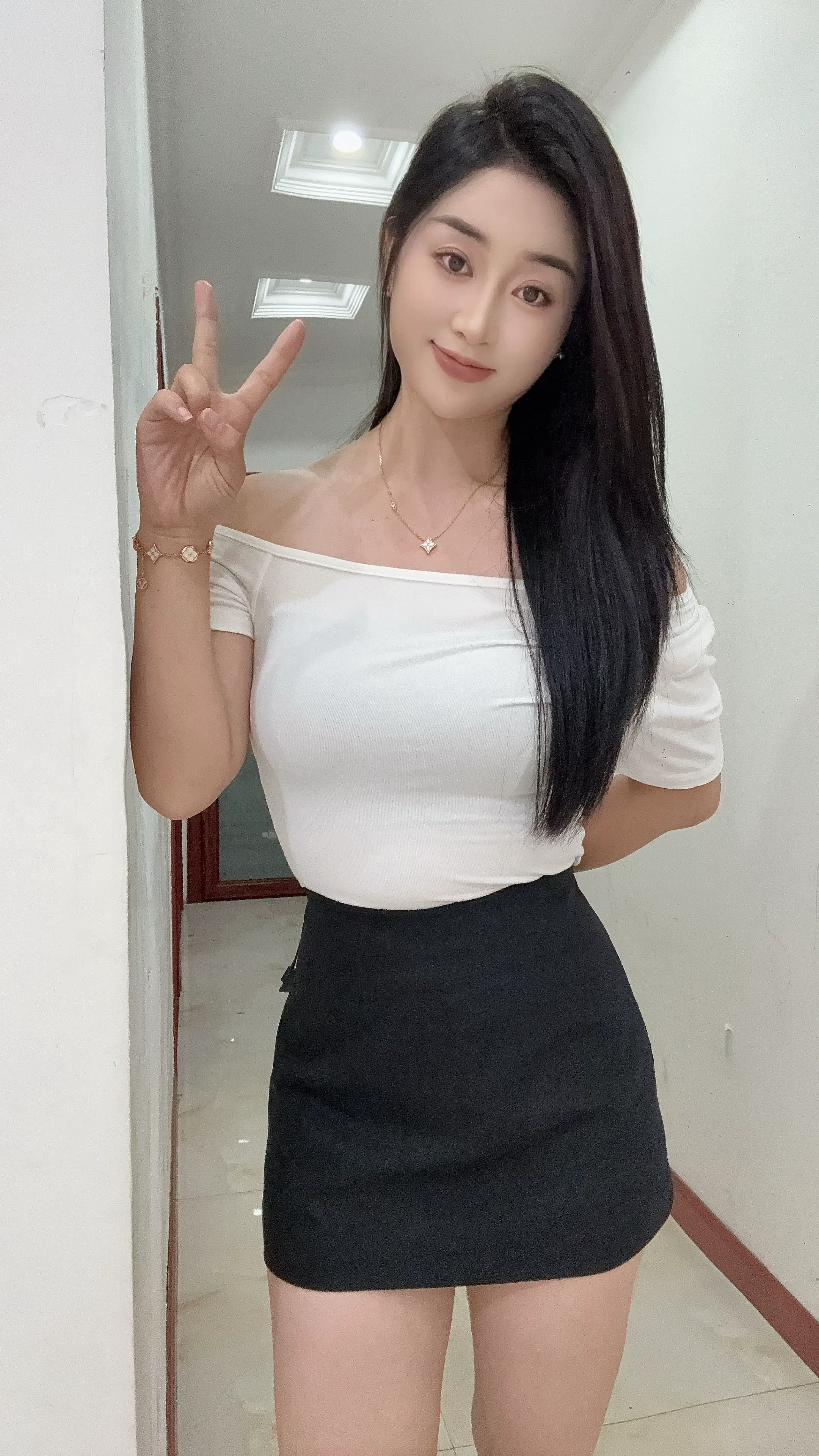现在的我不喜欢联系谁，更不会讨好谁，烦透了是是非非，虚情假意，往后只想...