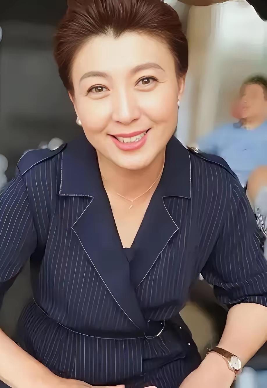 横店这回是彻底不惯着了！闫学晶穿着戏服直播三小时，直接被剧组请走，十万违约金当场