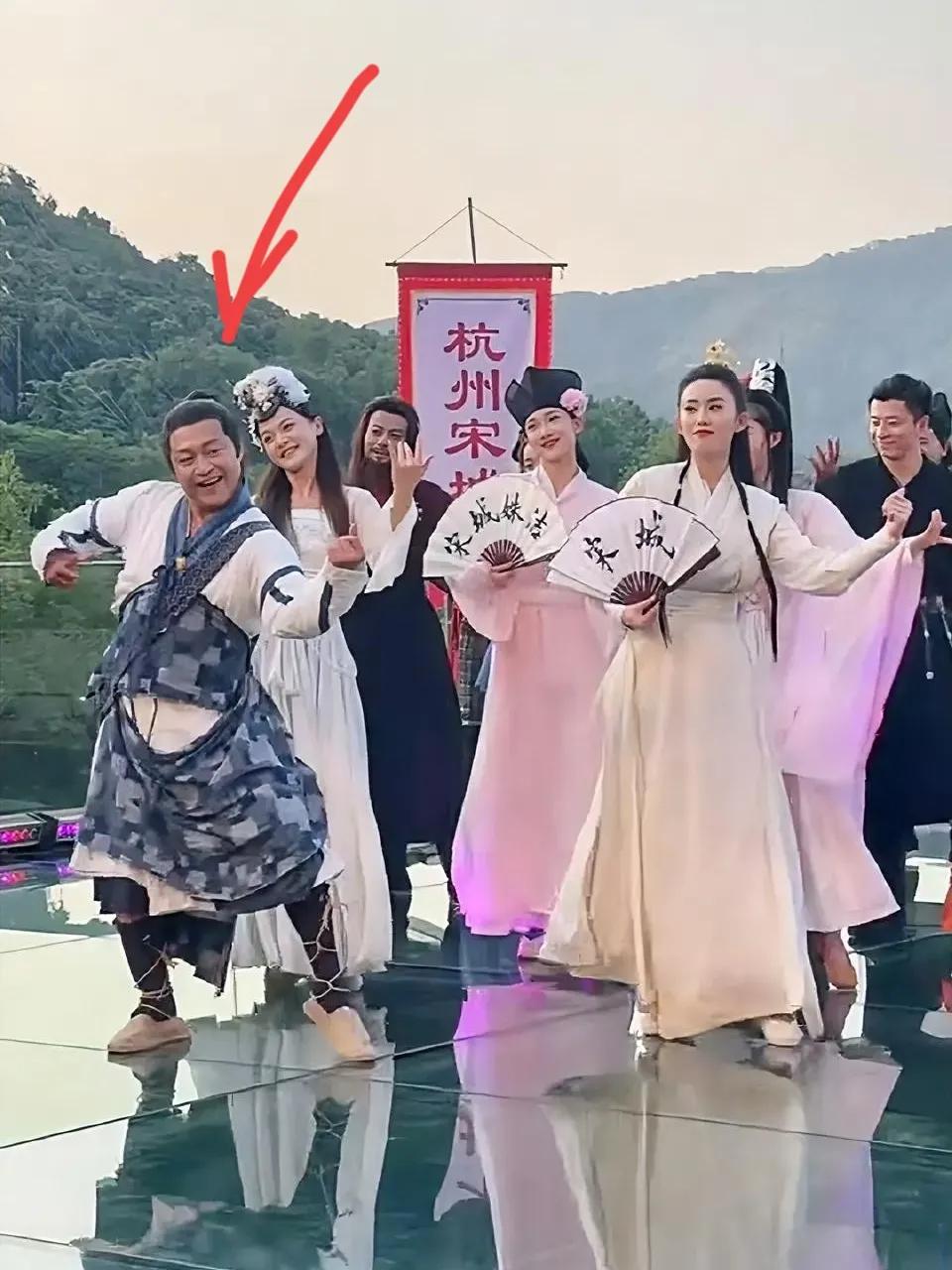 年轻的时候一定要多存钱，
不然老了后体面没了，回忆乱了，还很心酸。[流泪][流泪