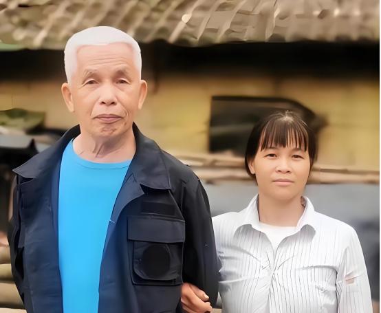 广西第一猛男！1994年，49岁梁二将19岁女工友带回村，随后两人开始疯狂造人，