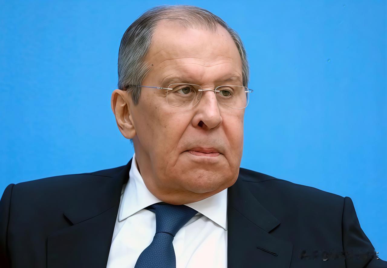 当初那个能在俄总统办公桌上翻文件的斯莫连科夫，跑得那叫一个狼狈。

全世界都以为