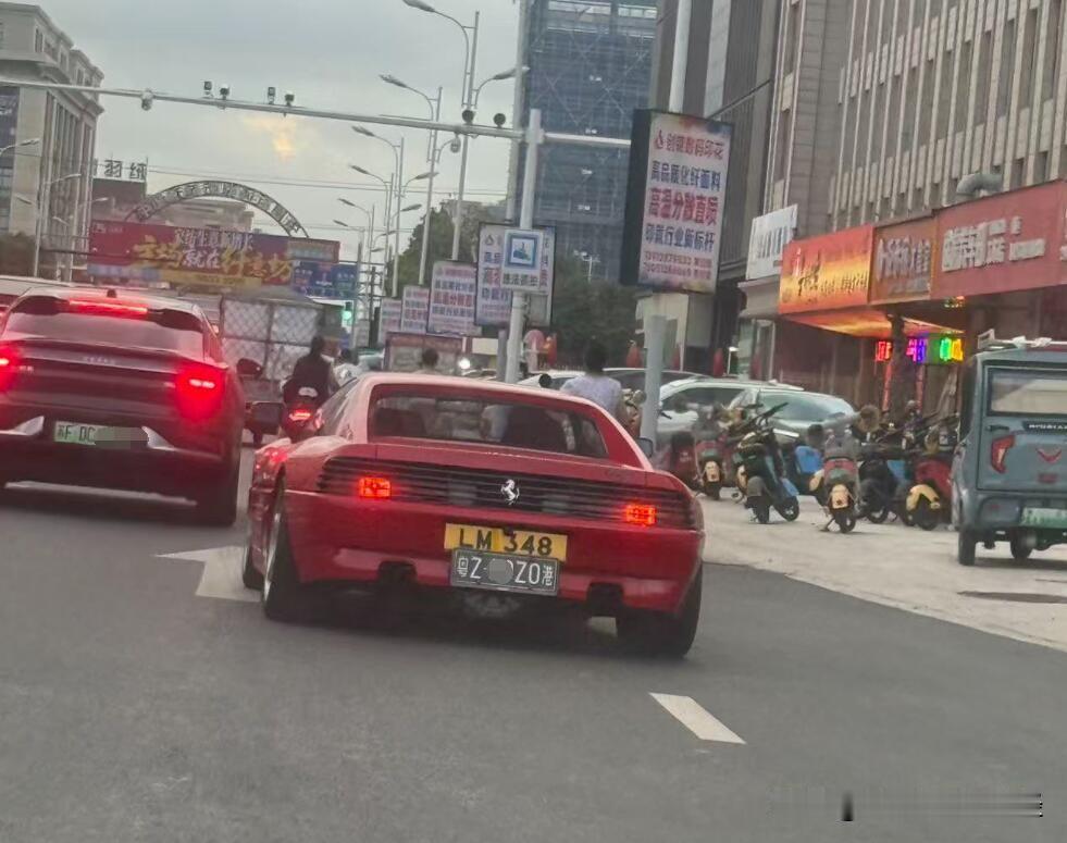 南通家纺城街头，惊现香港牌照法拉利，这个型号国内基本见不到了，这个香港车牌大概率