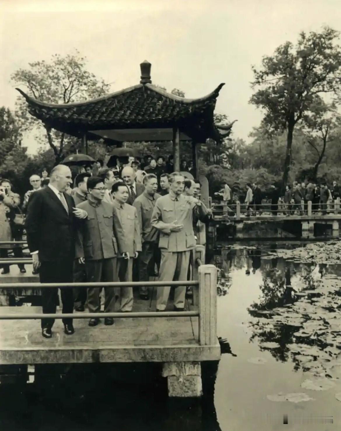 1973年9月，75岁高龄且已身患重病的周恩来陪同法国总统蓬皮杜在杭州访问，其并
