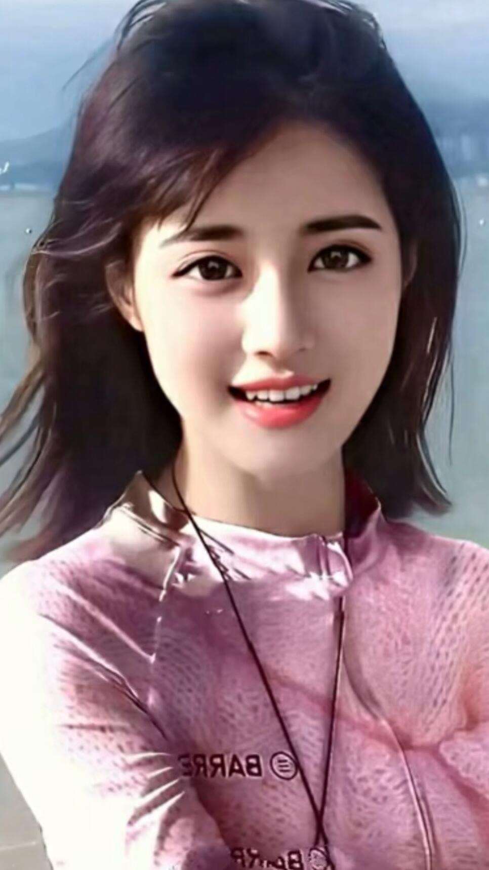 阳光明媚的一天，粉色运动衫少女，微笑面对生活