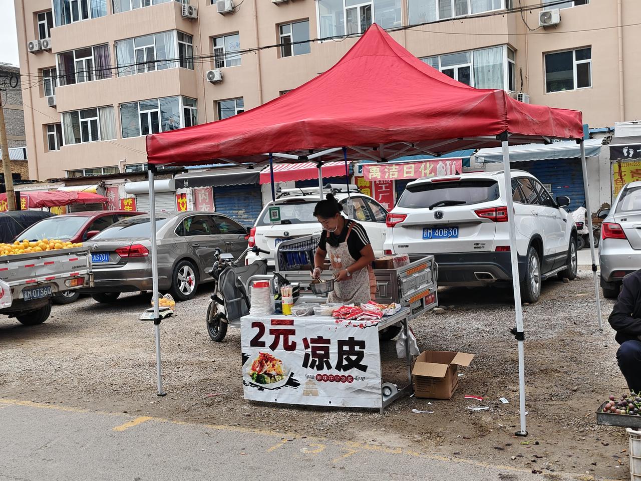 今早晨跑返回，在运城盐湖西街早市里面，一位女子在卖凉皮，2元一份，还带配菜。女子
