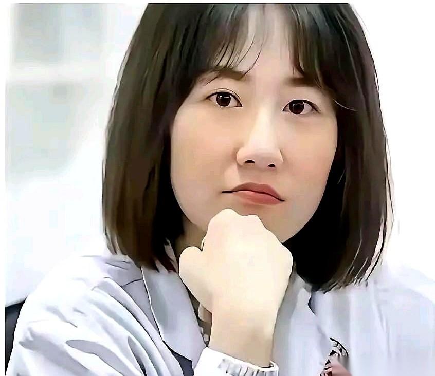 我就觉得特拧巴。
一边是救死扶伤的“神之手”，给无数人带去光明；
另一边，是被人