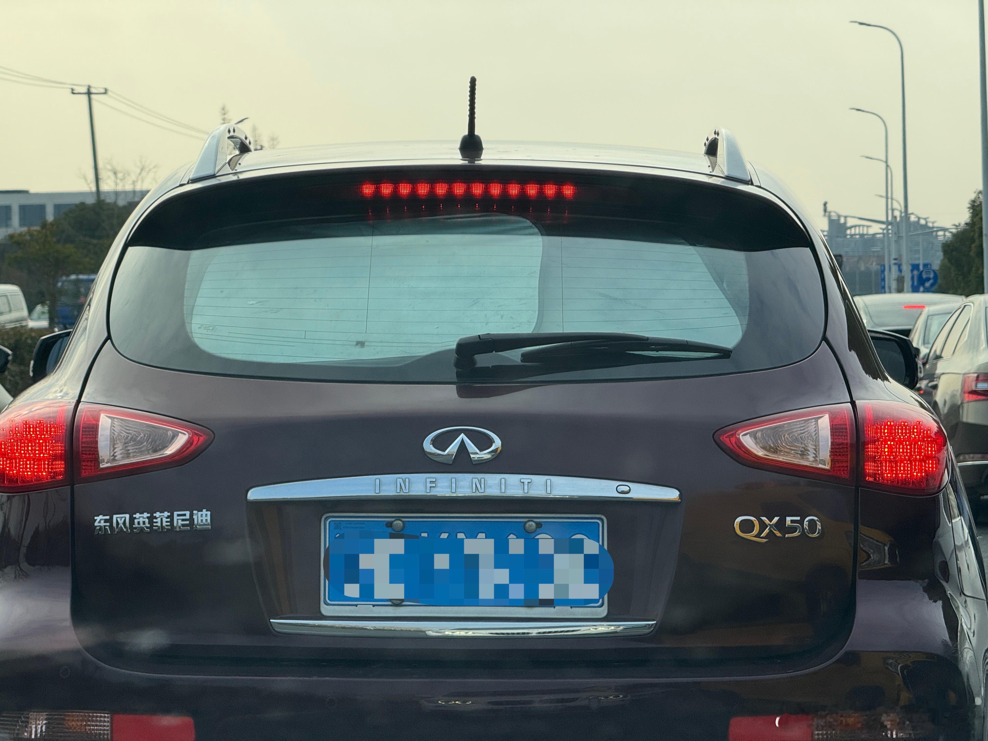 有时候也别只责怪厂家阉割后雨刷，你看看就算配了后雨刷有些人也不需要，甚至后挡风玻