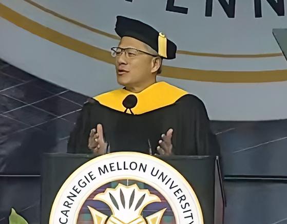“人工智能将大幅提升生产效率，还会催生各类创新成果和新兴企业。中国是全球人工智能