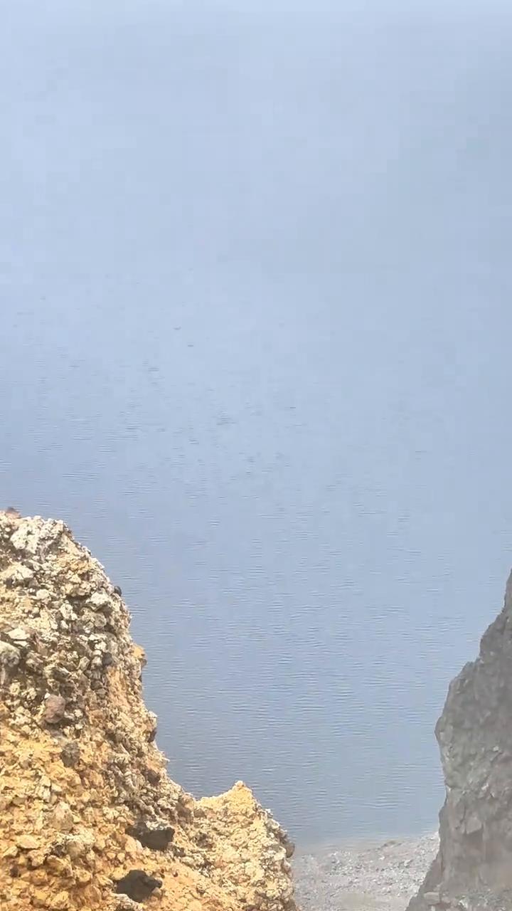 现在是北京时间九点半，天池终于露出了它神秘的一角。到了，我妈来了，快拍。