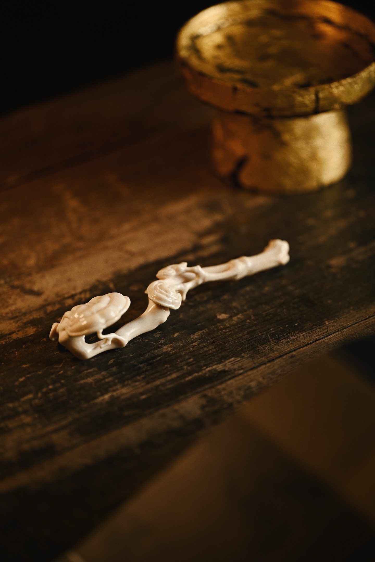 猛犸 | 小如意取温润之材，雕作灵芝之形，菌盖饱满圆润，纹理层层叠叠，柄身枝蔓盘