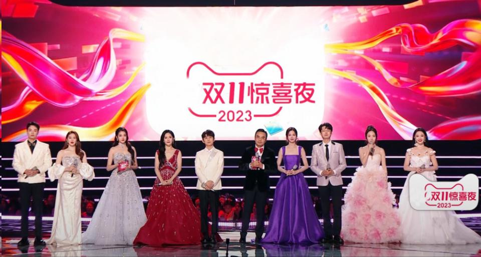 谢娜参加双十一晚会，抢词、忘梗太尴尬，她欠内娱一个“道歉”！
谢娜在双十一晚会上