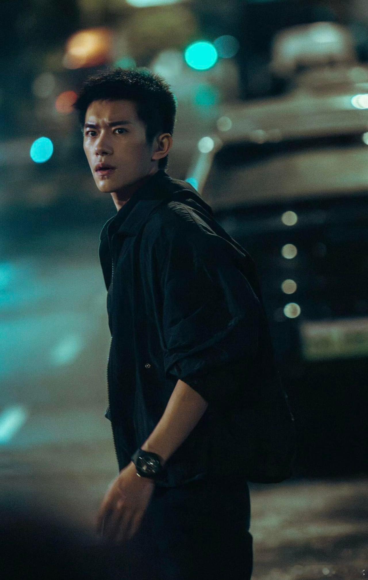 易烊千玺4年前的表情包显化了谁能想到啊，当年随手存的表情包，今天得买电影票还债了