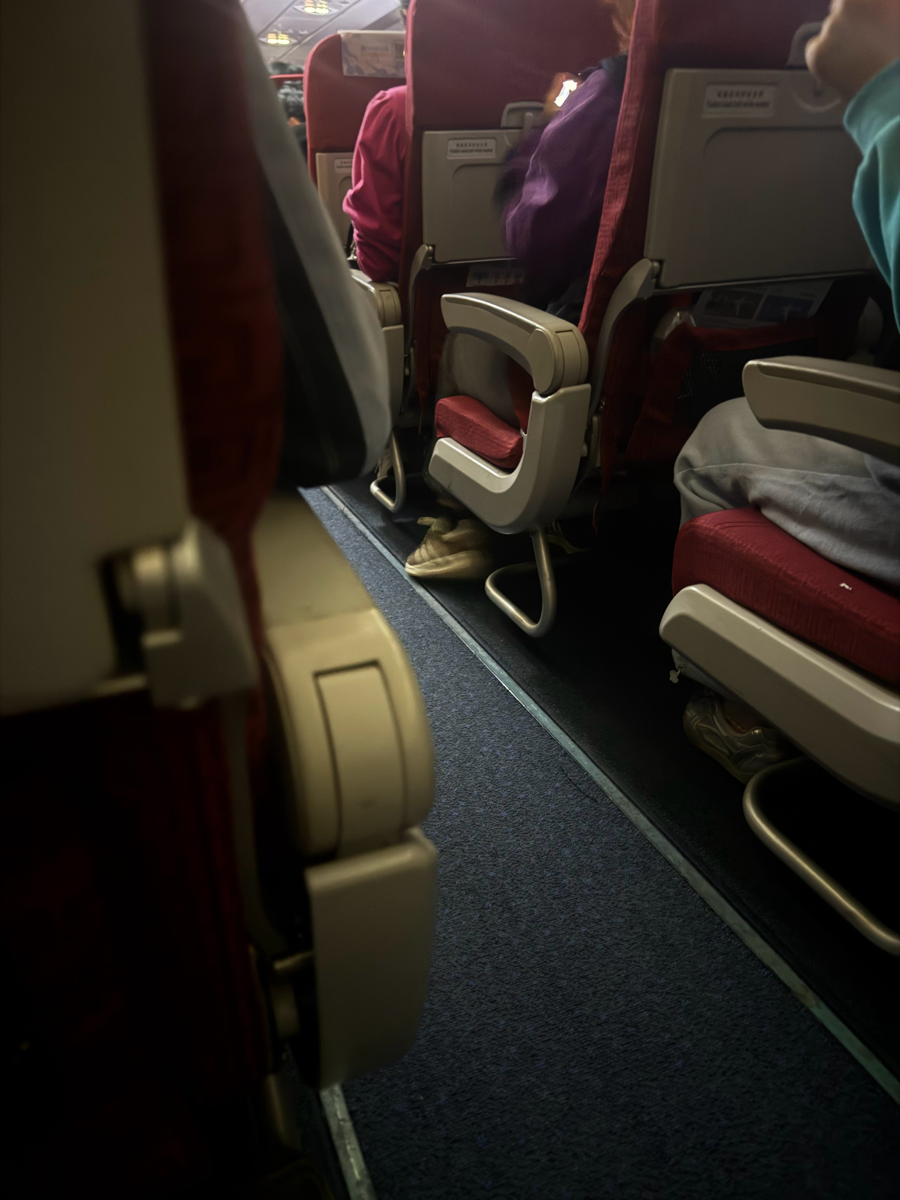 天呐 飞机上有人打电话这几天我已经不是第一次遇到了这真的不会有事吗？ 