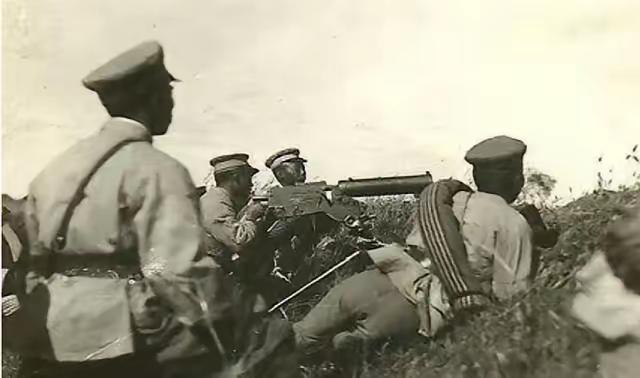 1924年，江浙战争爆发后，浙江省军务督办卢永祥将下属召集在一起展开军事会议。在