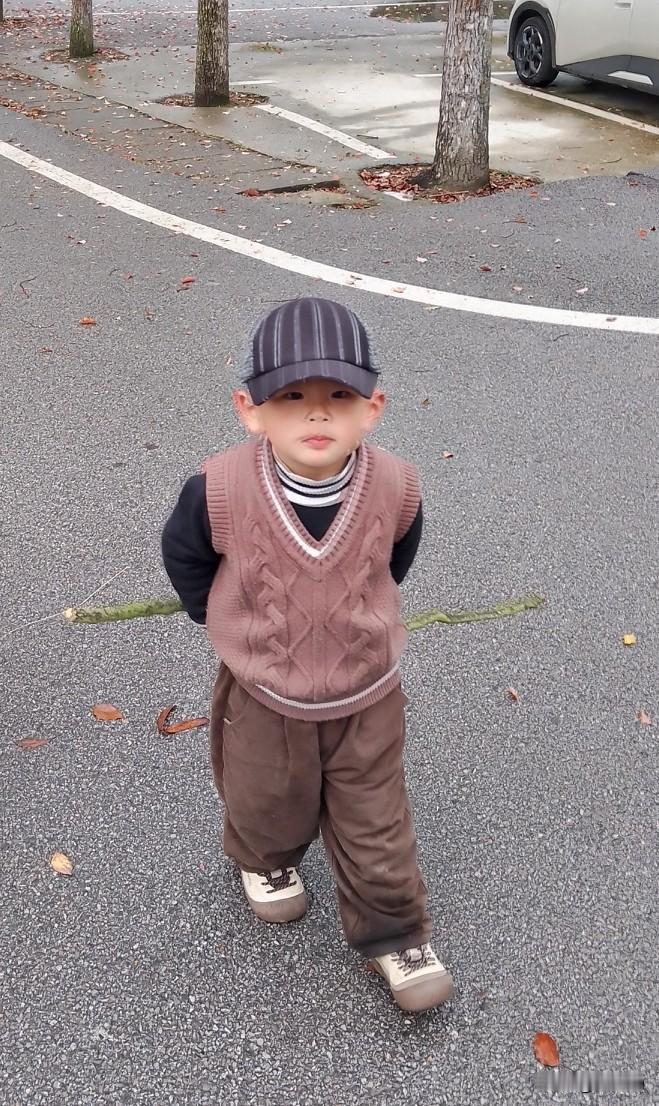 小孙调皮耍无赖，老夫既喜又担惊！

莫看小孙木子两岁才一个多月，但一旦调皮耍赖，