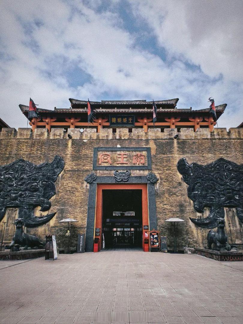 影视行业内容审美大于男帅女美高级的影视审美从来不局限于精致皮囊，伤痕、褶皱、狼狈