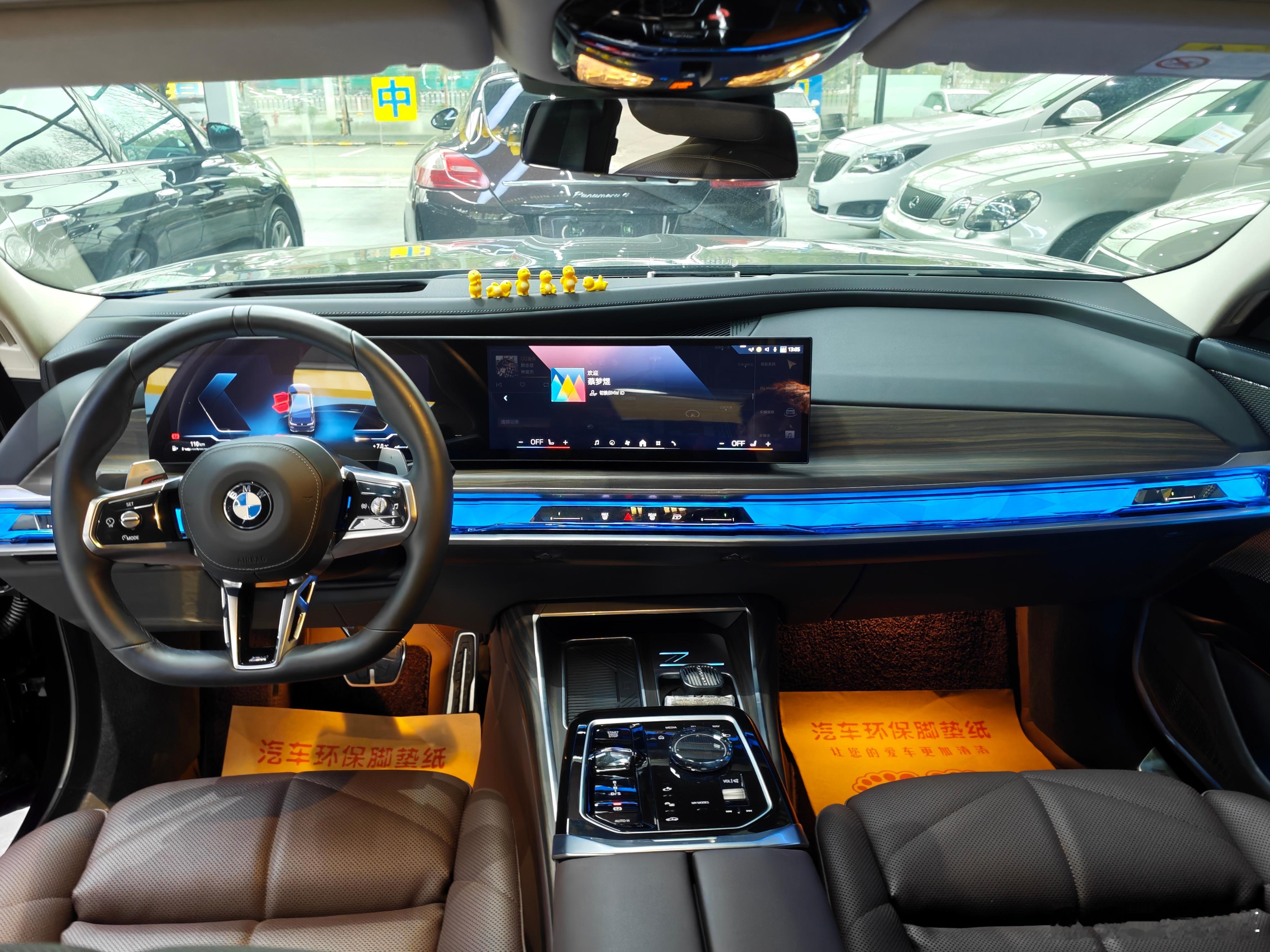 这个帅不帅 25上牌1.1万公里 740li M运动套 这代7系辨识度太高了 无