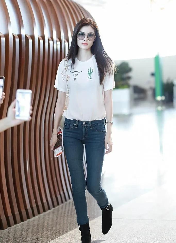 别再在机场用力过猛了。
真正的关键，是敢于穿得像个「普通人」，然后把周围的人都衬