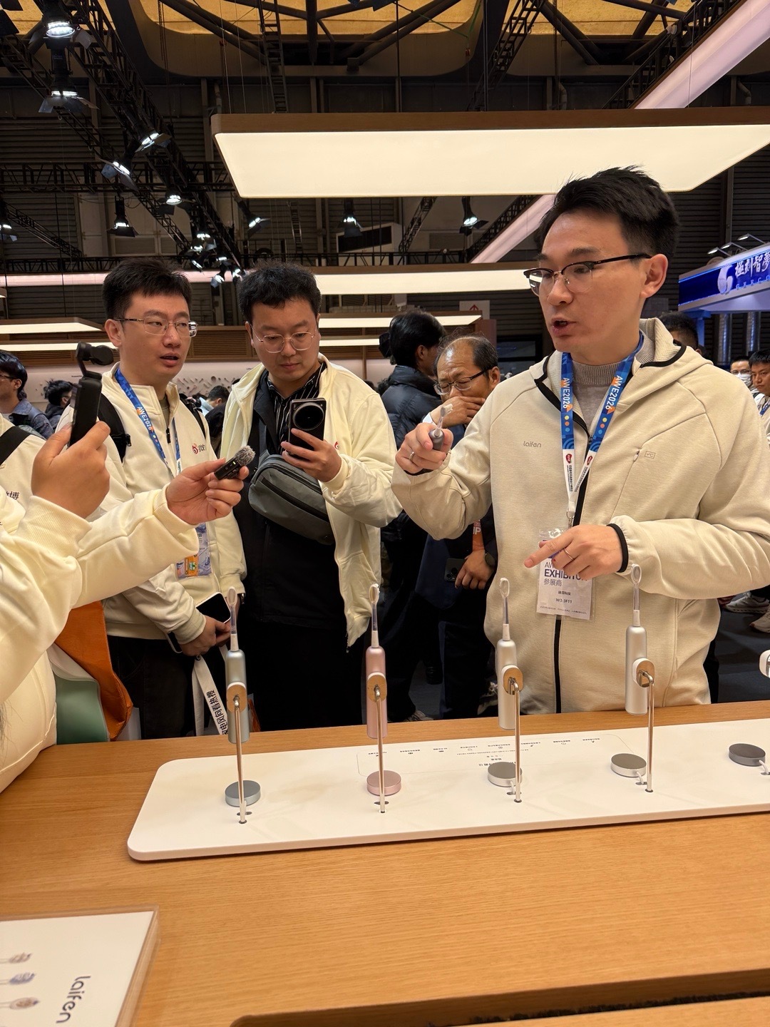 逛到徕芬了！人好多直接密度超标🔥透明探索版的电动牙刷i2颜值无敌了，机身全透明