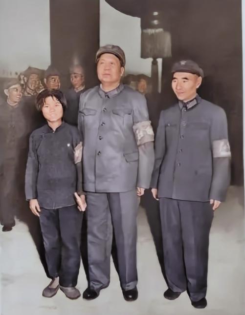 1966年，焦裕禄的女儿焦守云13岁时，曾在天安门城楼上和毛主席握手并合影留念，