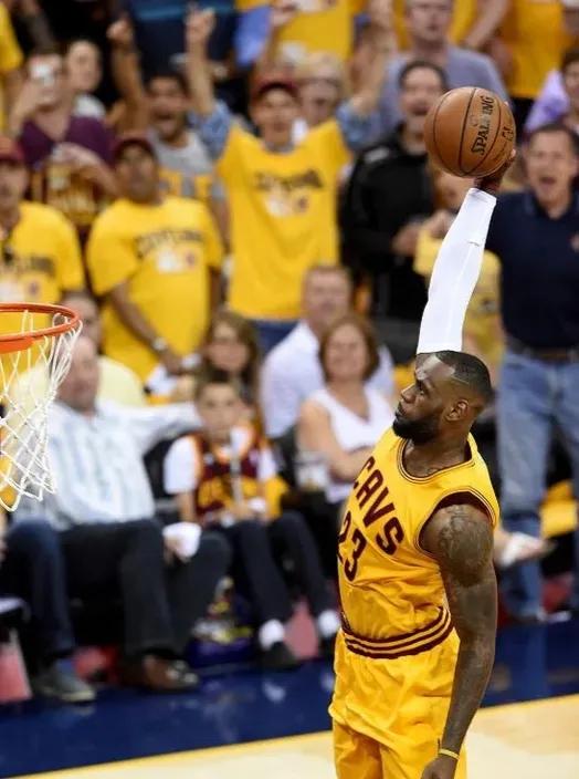 现役球员薪水榜前10名：

1、詹姆斯   4.31亿美元

2、保罗    3