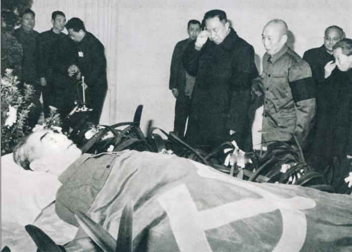 1976年1月，华国锋和王震将军一同向周总理遗体告别，两人黑纱缠臂，不胜哀伤。