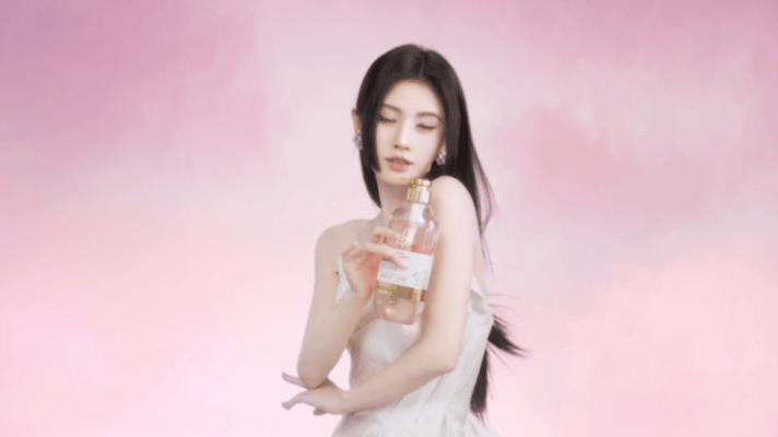 鞠婧祎公主切 期待鞠婧祎公主切造型铺满各地大屏，海内外多地地广陆续官宣上线，高颜