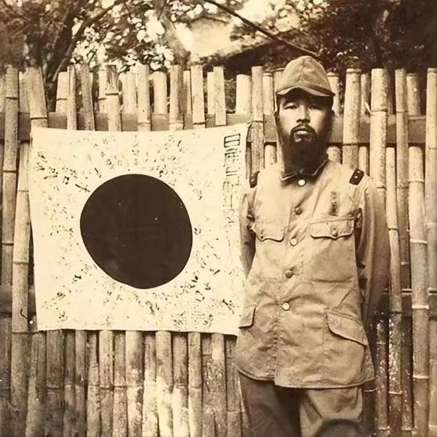 1939年，20多个日本兵轮番糟蹋四姐妹。突然 ，年仅12岁的小妹口吐鲜血，随后