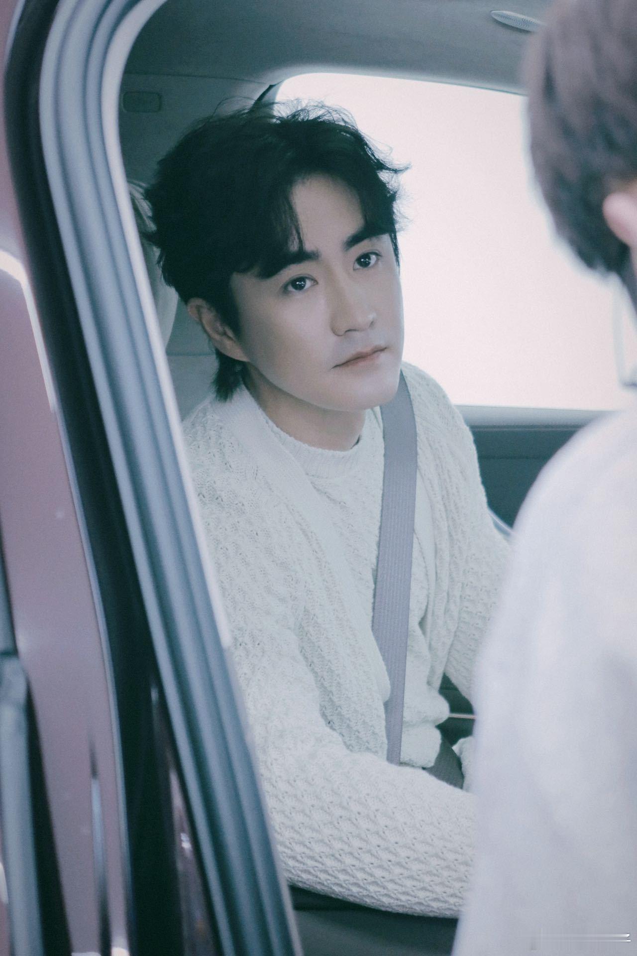 白月光杀伤力到底有多大杨玏的春天vlog里，白月光般的温柔和活力让人忍不住想要跟