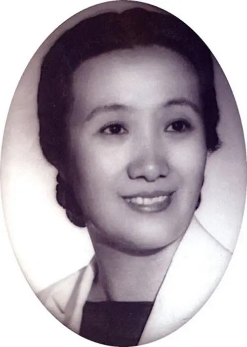 1914年，上海妓女董竹君站在窗边，看着一个男人紧握着三万大洋走来。可她只是转身