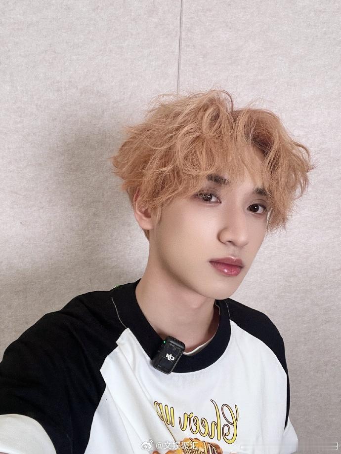 #严浩翔说趁它还没有完全变成黄色# 严浩翔的金发在画面中形成一道亮丽的风景线。“