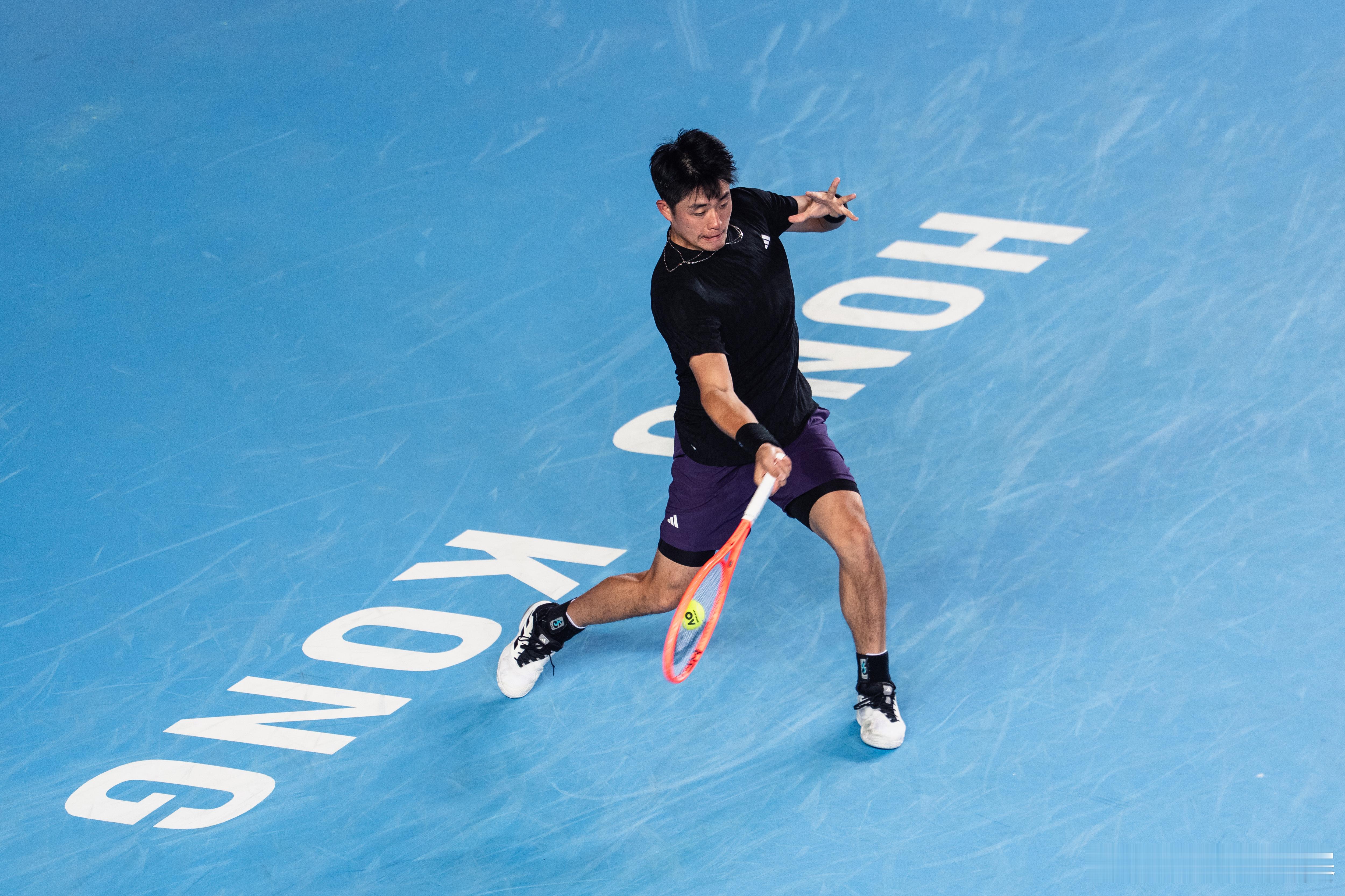 吴易昺先下一盘！ATP250 中银香港网球公开赛第二轮，吴易昺凭借开场的破发优势
