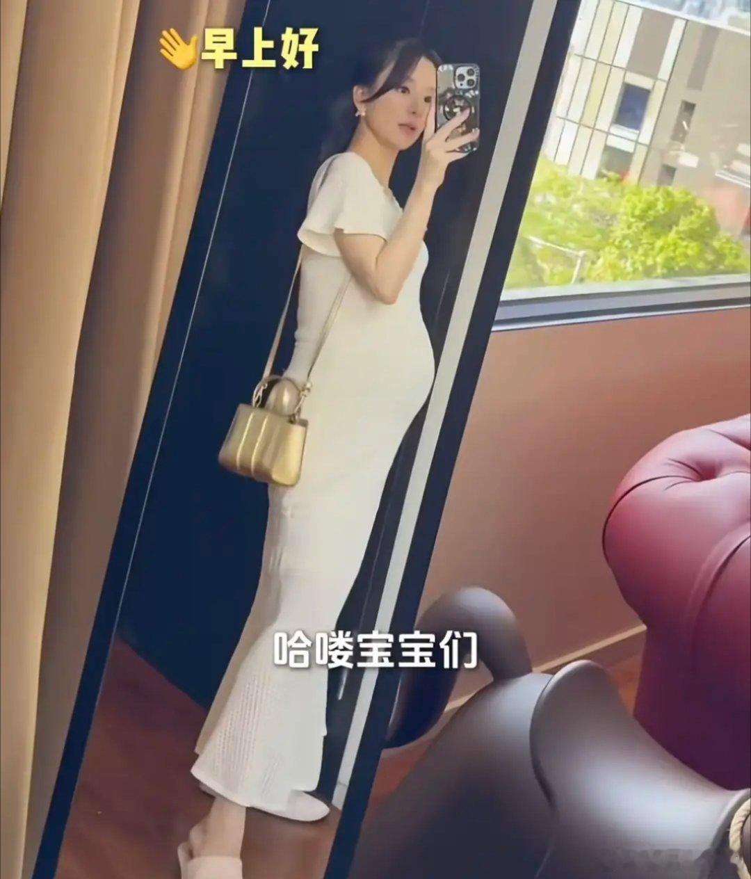 方媛穿拖鞋逛商场，为3宝买小衣服，买尿不湿，肚脐往外凸快生了 ​​​