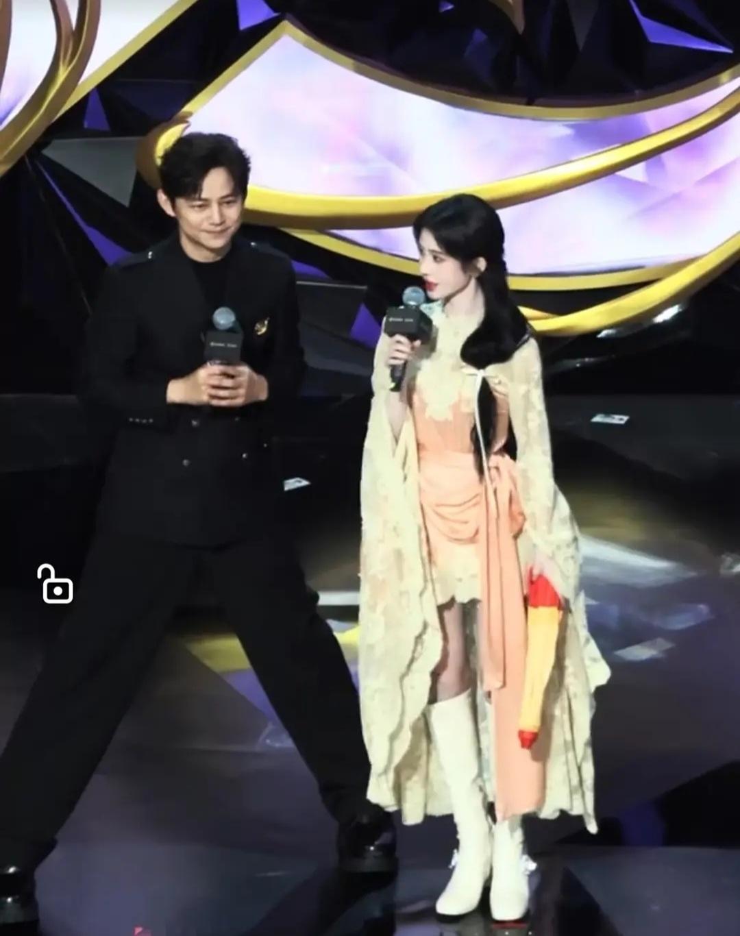 鞠婧祎原来这么矮啊，何老师都站成这样了！

第一次直观感受到她的个子真的不高，鞠