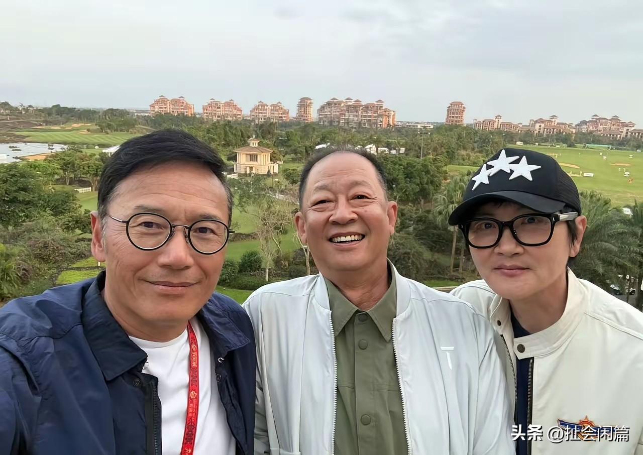 王志文明显的发福了。

王志文除了演戏之外最大的爱好，就是打高尔夫球，不光他自己