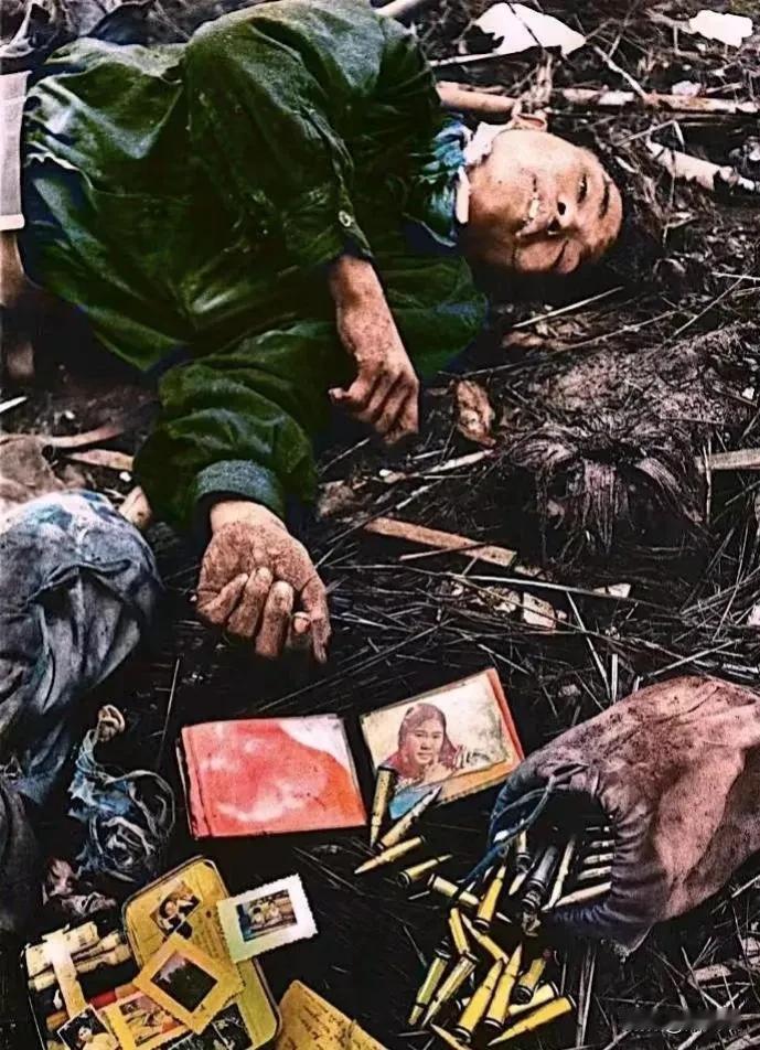 越战期间，被美军击毙了一名北越士兵，他嘴角溢血，眼睛微睁，他没有想到自己会死的如