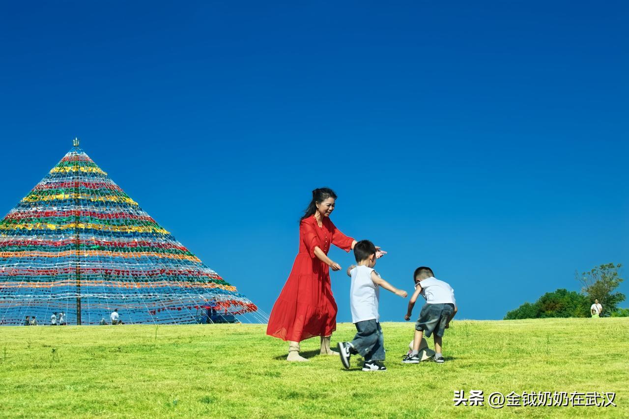 今天武汉的气温突然降了很多。我的身体马上就有了快速反应。右脚的两个脚趾走路的时候