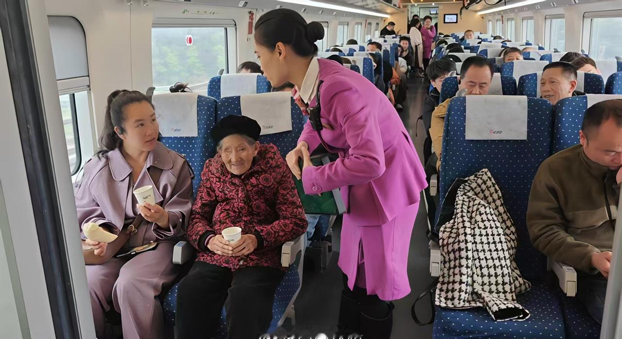 近日，贵阳客运段值乘贵阳北至宁波 G2364 次列车。乘务员在核验车票发现一位 