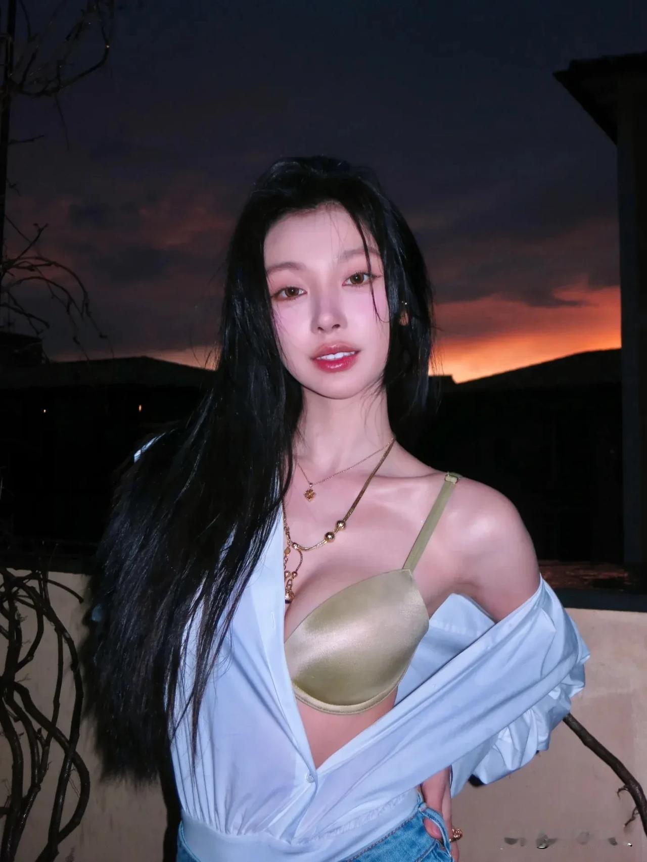 易梦玲的这组写真，狠狠地戳中了我的心！
全文共12张高清写真图
一起欣赏吧。。