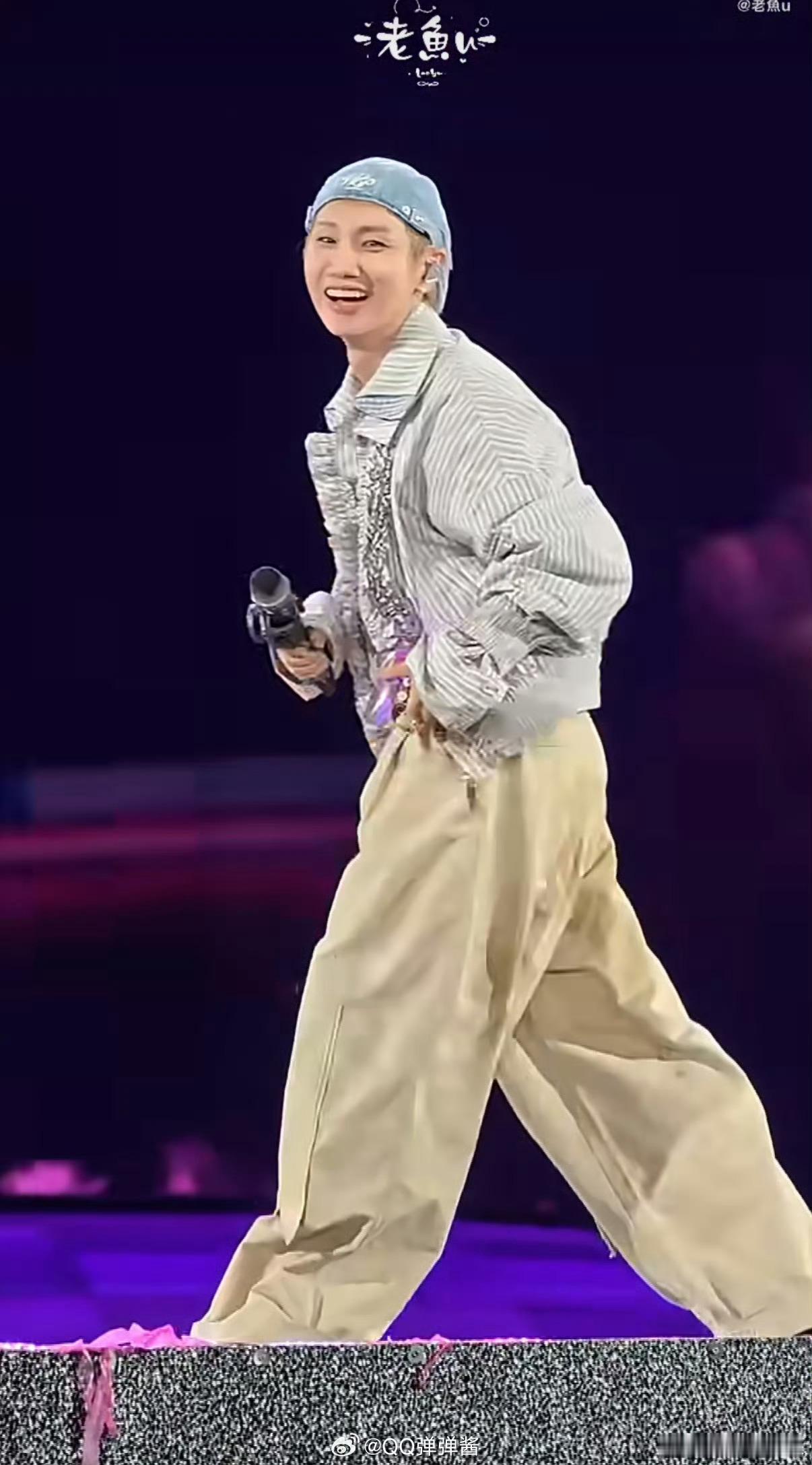 汪苏泷完全是小猪佩奇来的汪苏泷唱小星星一屁股坐湿舞台，这小猪佩奇既视感也太萌了！